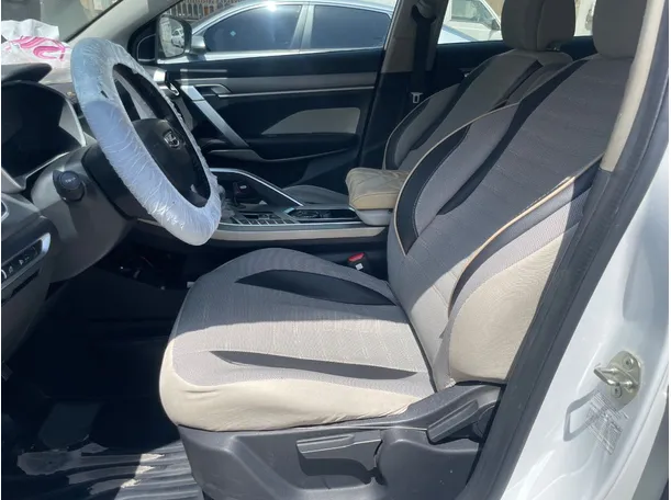 Car image 12