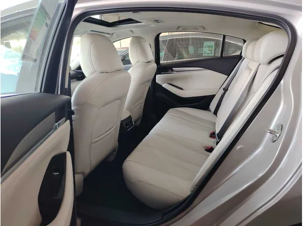 Car image 16