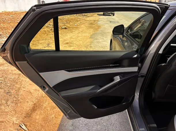 Car image 13