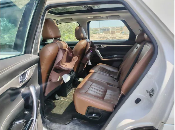 Car image 17