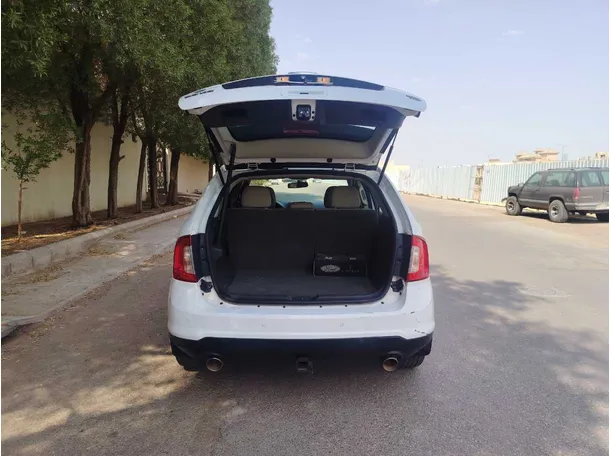 Car image 25