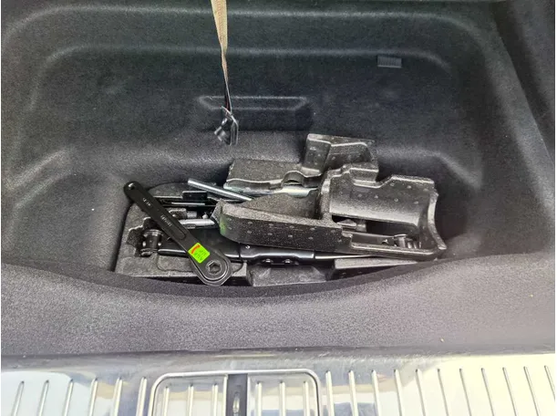 Car image 35