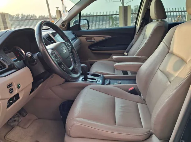 Car image 13