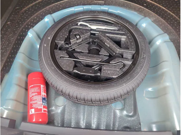 Car image 30