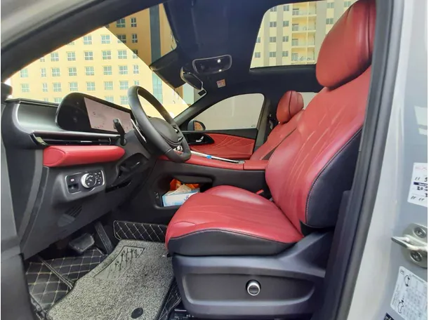 Car image 12