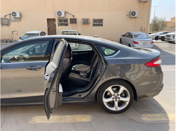 Car image 14