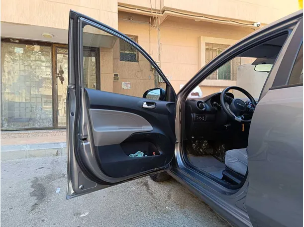 Car image 12