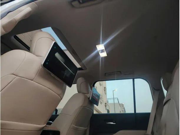 Car image 19