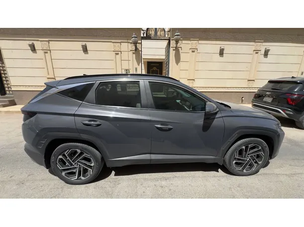 Car image 4