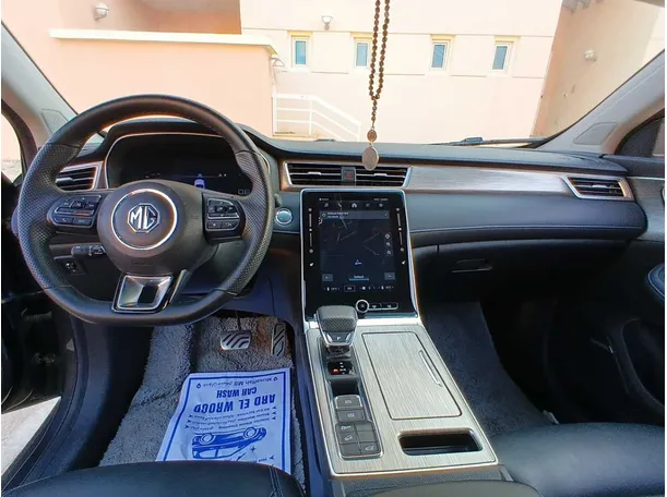 Car image 14