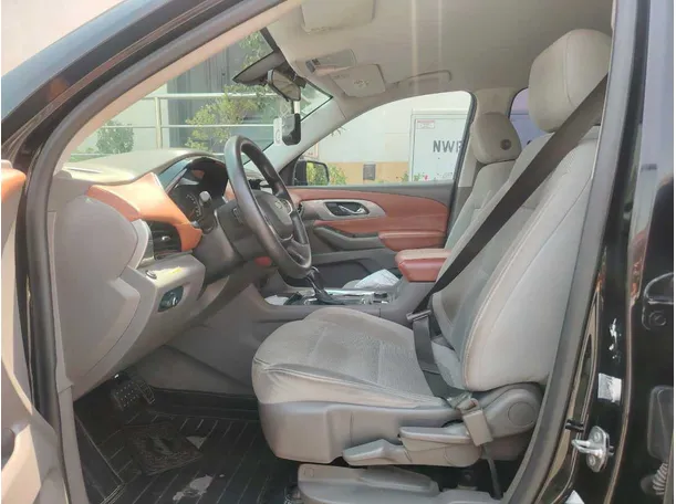 Car image 14