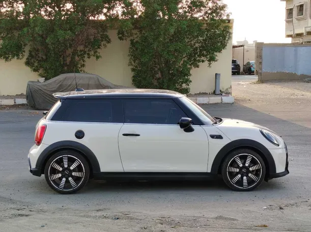 Car image 4