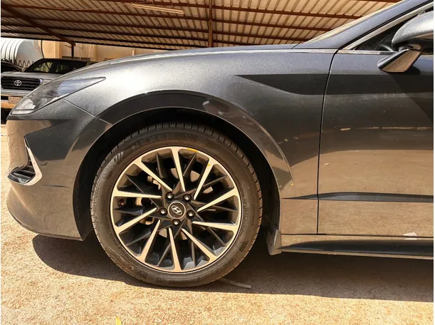 Car image 9