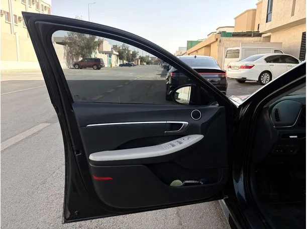 Car image 10