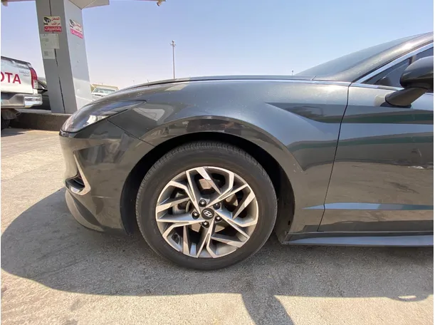 Car image 9