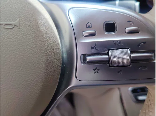 Car image 32