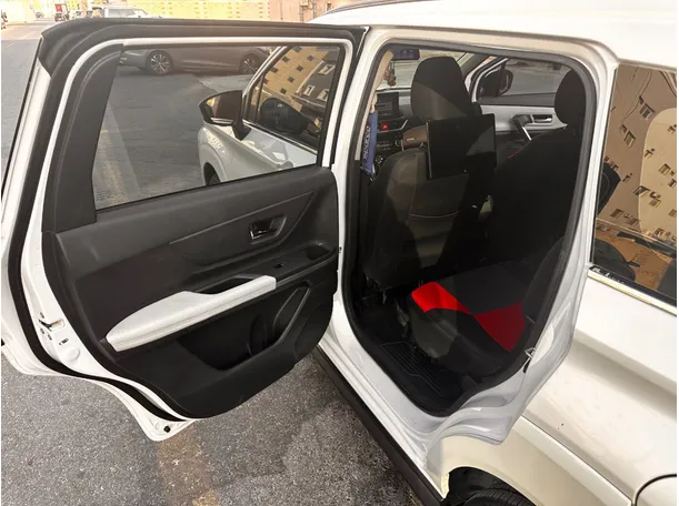 Car image 13