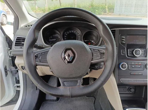 Car image 14