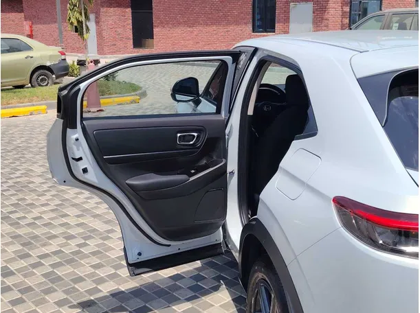 Car image 14