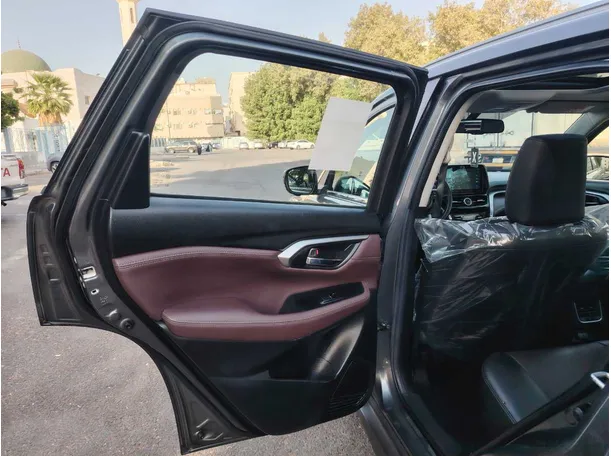Car image 16