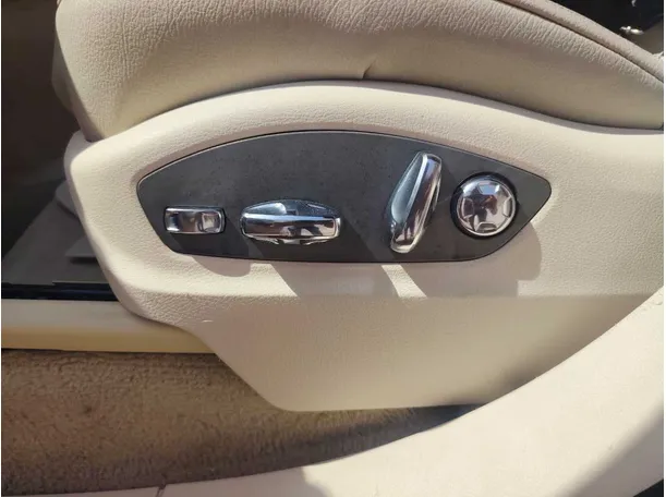Car image 28