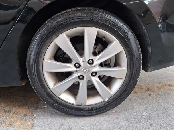 Car image 9