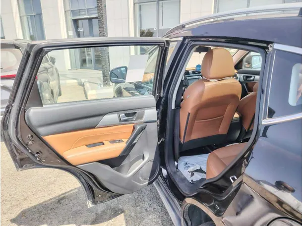 Car image 14