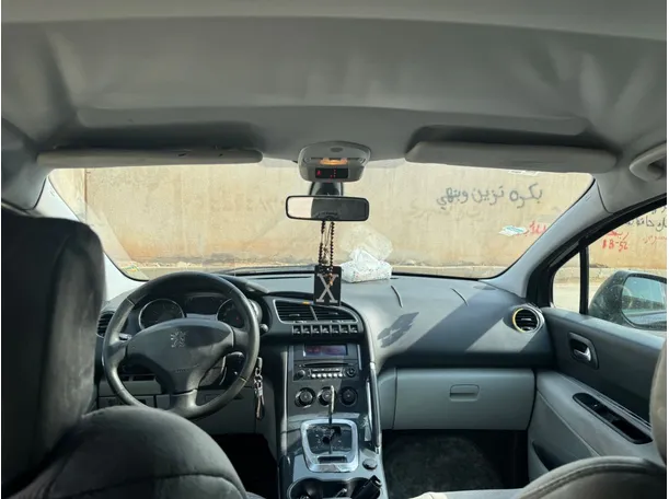 Car image 12