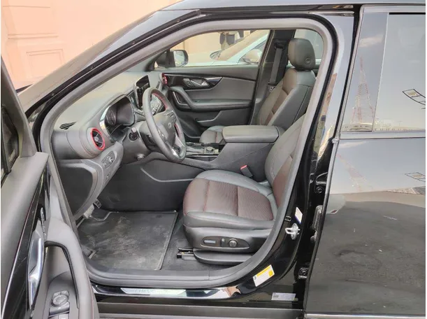 Car image 12