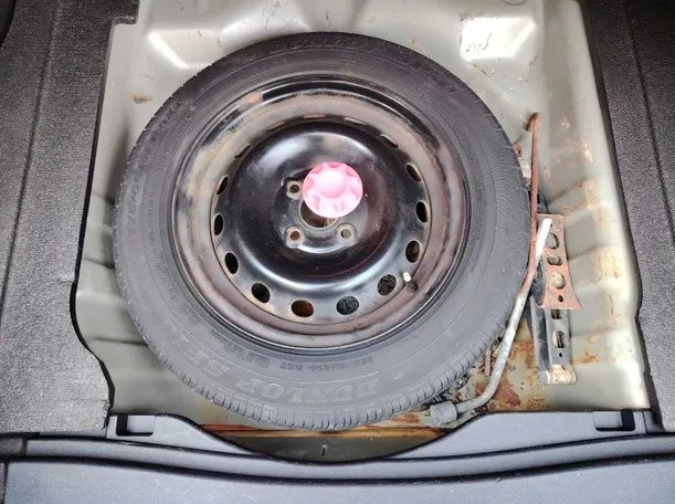 Car image 24