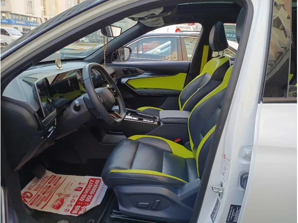 Car image 12