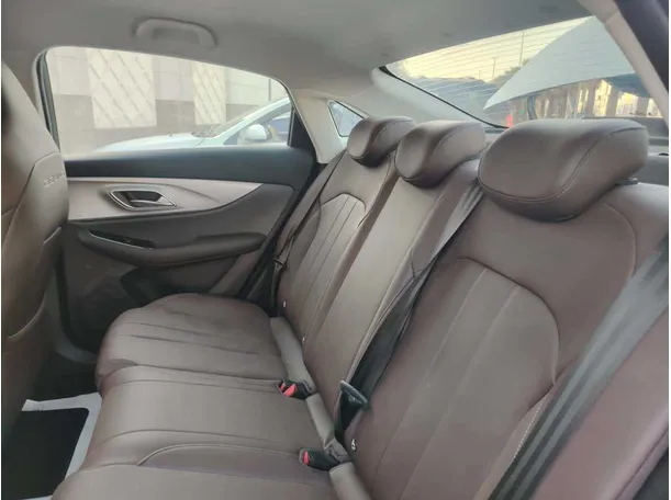 Car image 18