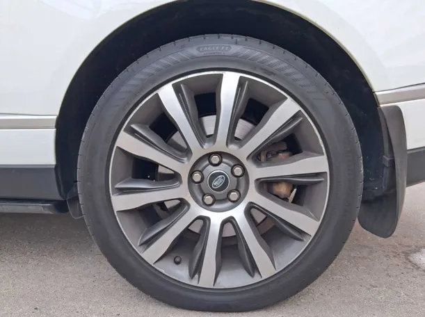 Car image 9