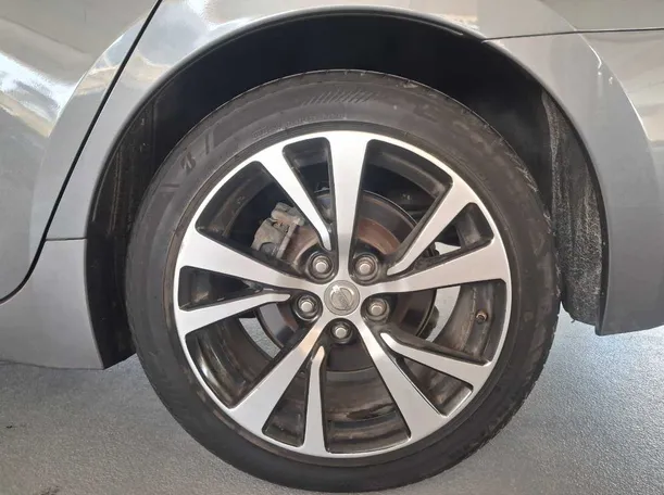 Car image 9