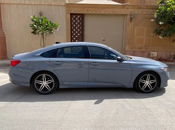 Car image 4