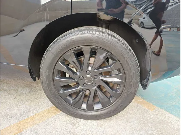 Car image 9