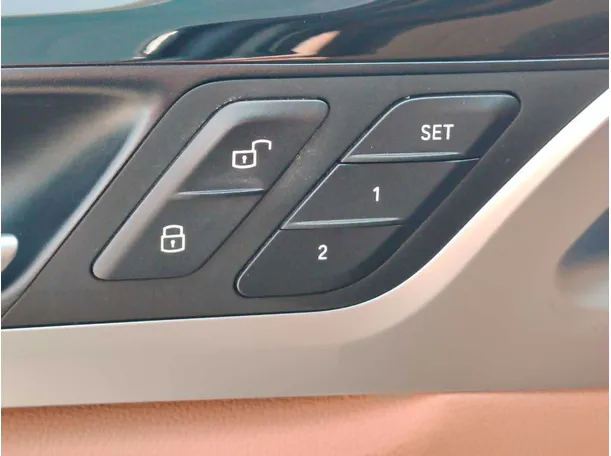 Car image 32