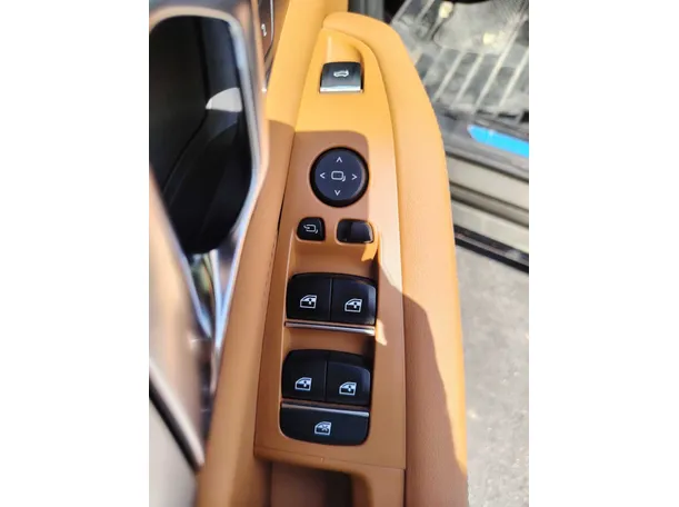 Car image 28