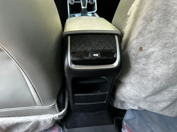Car image 24