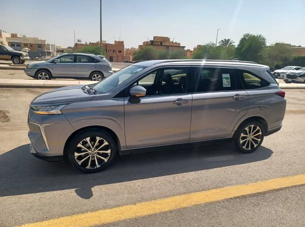 Car image 8