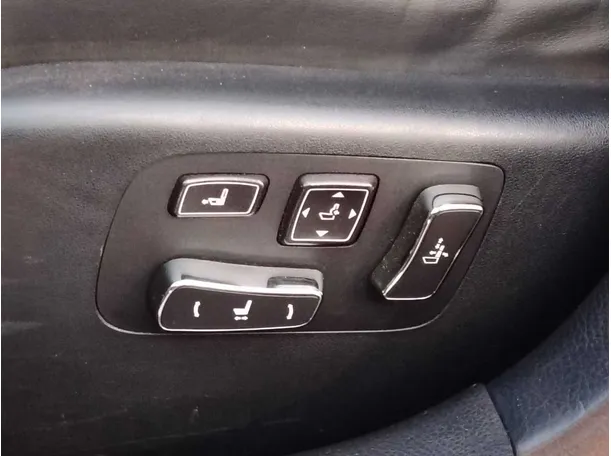 Car image 27