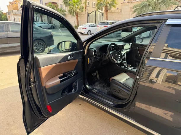 Car image 10
