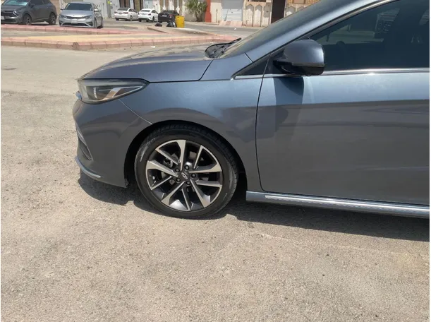 Car image 9