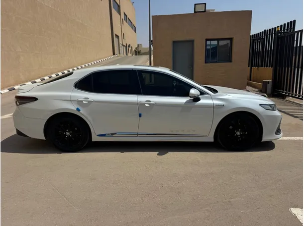 Car image 4