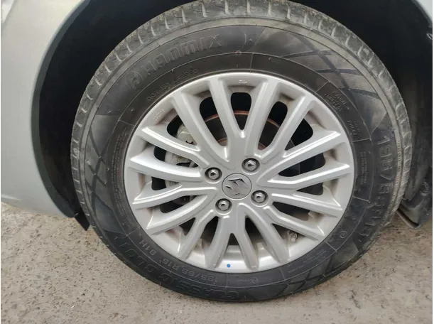 Car image 10
