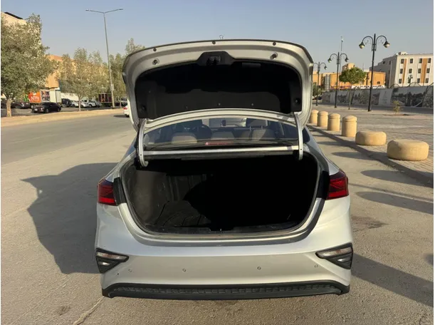 Car image 19