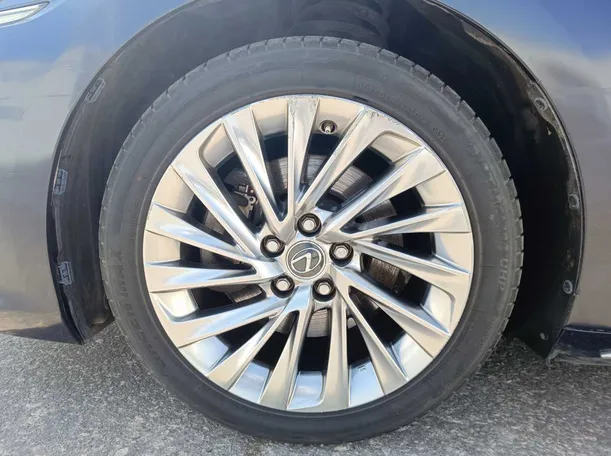 Car image 10