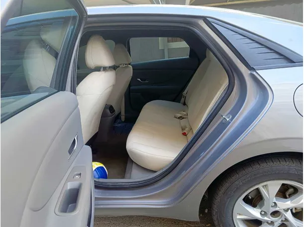 Car image 18