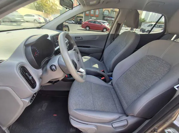 Car image 12
