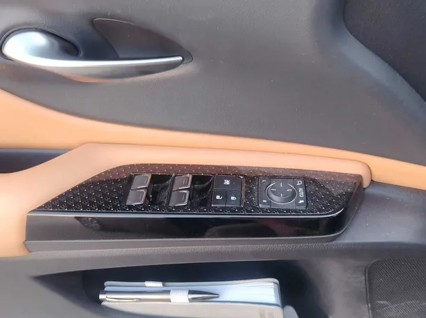 Car image 24